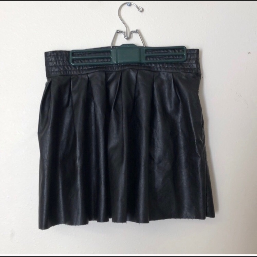 New w/Tags faux mini leather F21 skirt size Large
